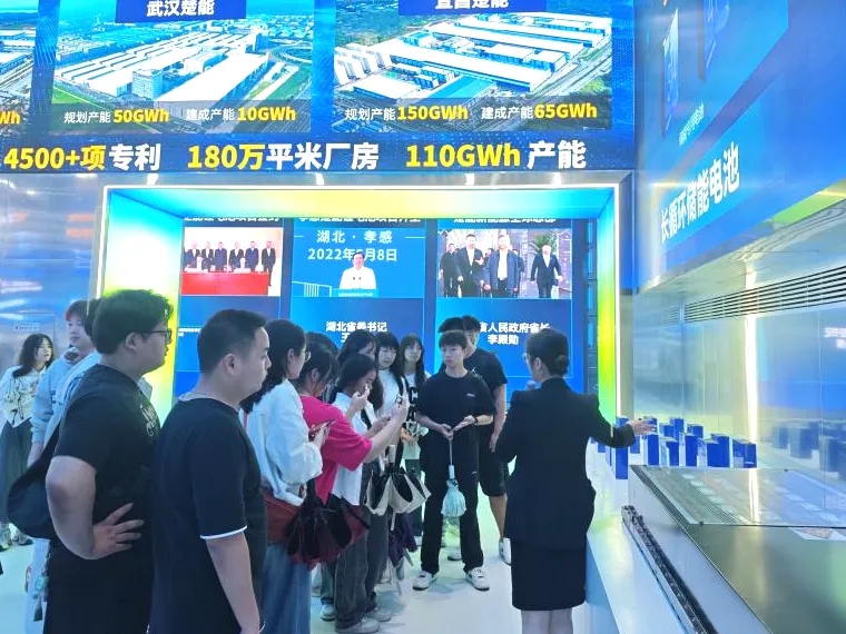 我校师生走进“楚能”开展“行走的思政课”实践教学活动